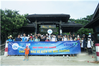 Students of Nha Trang University participate in cleaning up the beach of Hon Mun