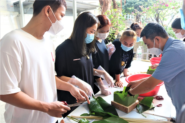 Traditional cake making contest for international students at Nha Trang University