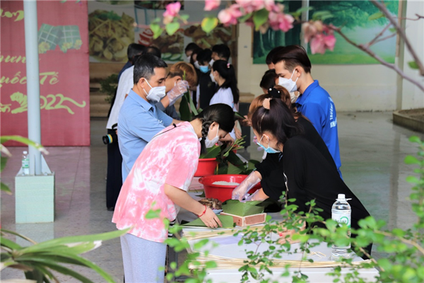 Traditional cake making contest for international students at Nha Trang University
