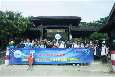 Students of Nha Trang University participate in cleaning up the beach of Hon Mun